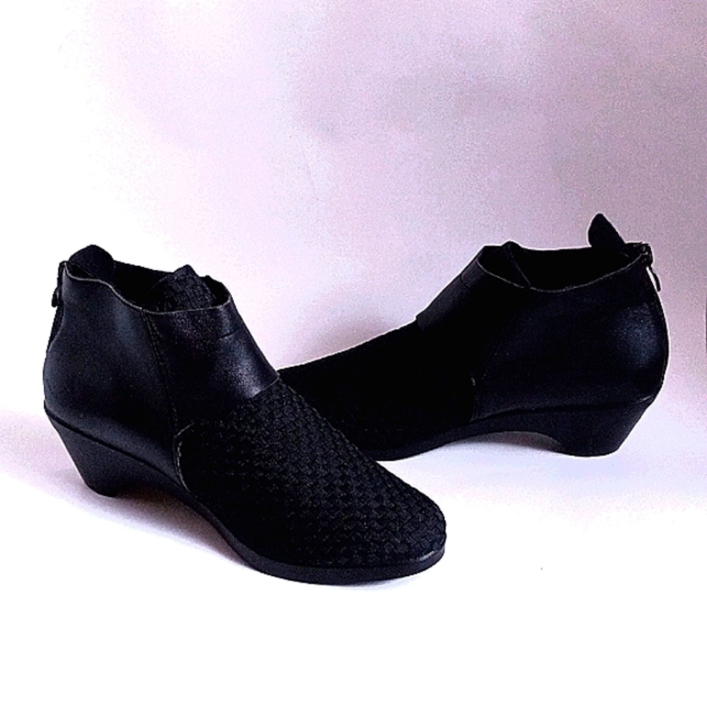 NWOT BERNIE MEV NY WOVEN/LEATHER MEMORY FOAM BOOTIES